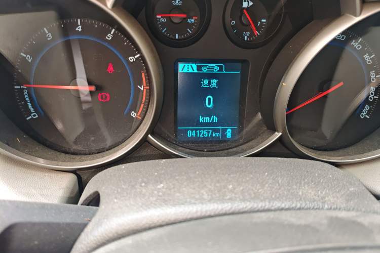 Used Chevrolet Cruze 2015 1.5L Classic SL MT Odometer Close Up