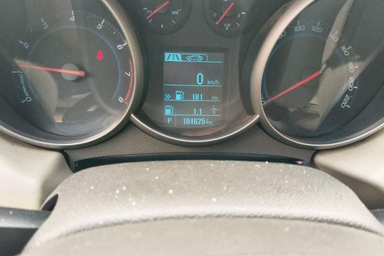 Used Chevrolet Cruze 2015 1.5L Classic SE AT Odometer Close Up