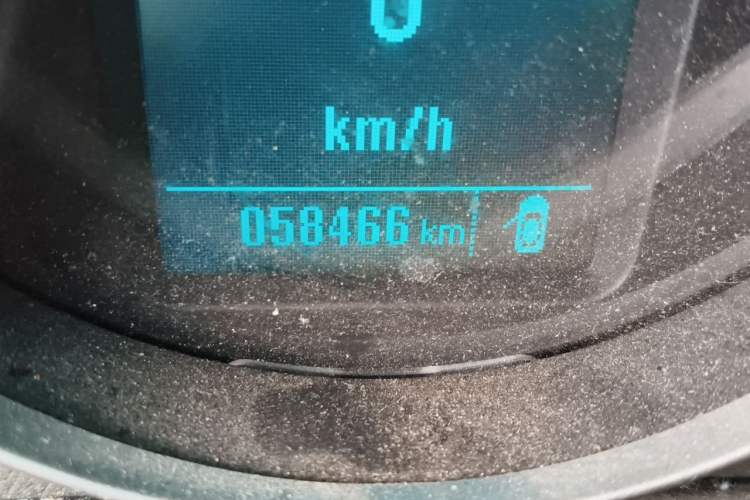 Used Chevrolet Cruze 2015 1.5L Classic SL MT Odometer Close Up