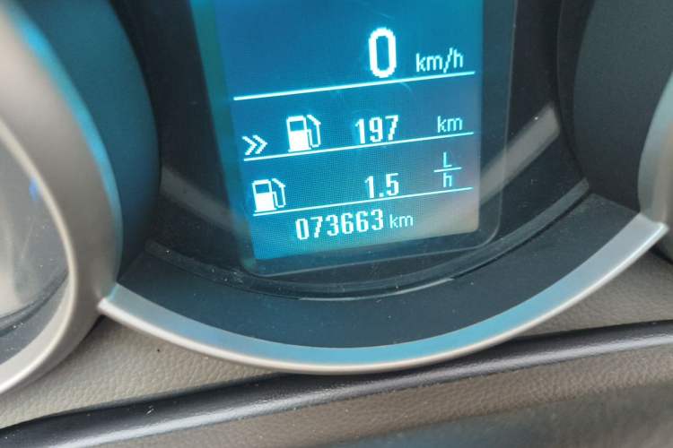 Used Chevrolet Cruze 2015 1.5L Classic SE MT Odometer Close Up