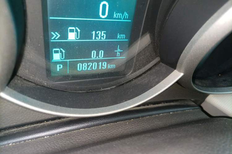 Used Chevrolet Cruze 2015 1.5L Classic SE AT Odometer Close Up