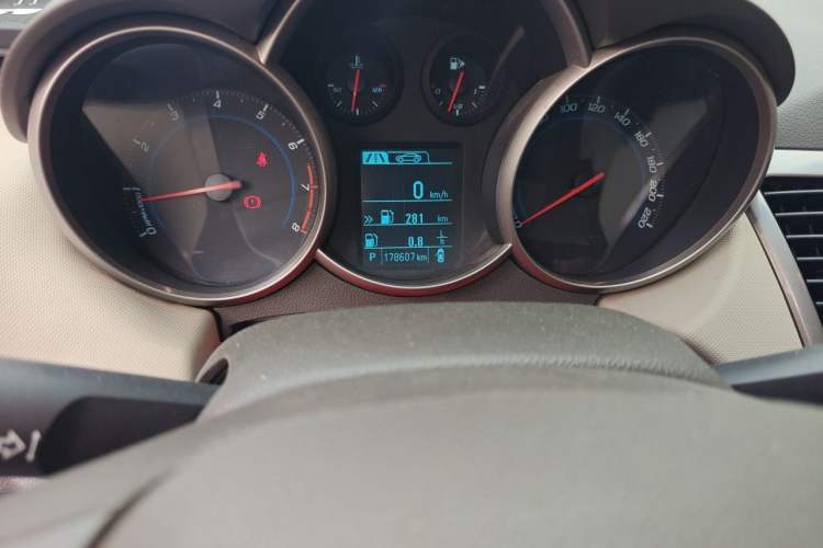 Used Chevrolet Cruze 2015 1.5L Classic SE AT Odometer Close Up