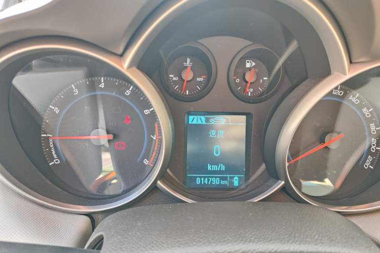 Used Chevrolet Cruze 2015 1.5L Classic SE MT Odometer Close Up