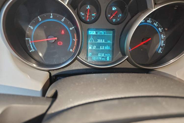 Used Chevrolet Cruze 2015 1.5L Classic SL MT Odometer Close Up