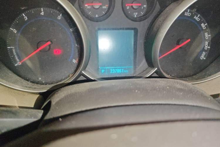 Used Chevrolet Cruze 2015 1.5L Classic SE AT Odometer Close Up