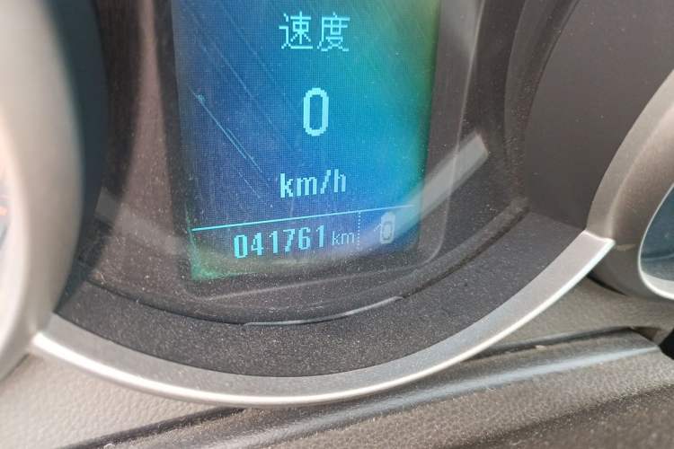 Used Chevrolet Cruze 2015 1.5L Classic SE MT Odometer Close Up