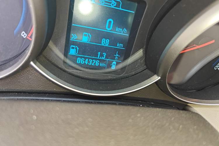 Used Chevrolet Cruze 2015 1.5L Classic SL MT Odometer Close Up