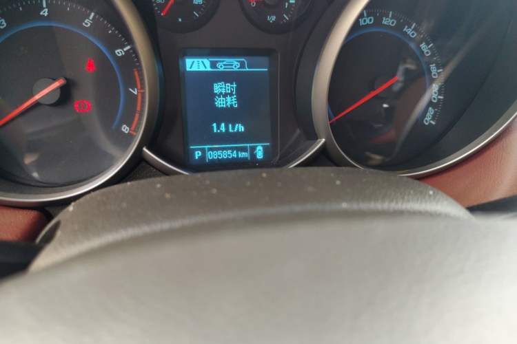 Used Chevrolet Cruze 2015 1.5L Classic SE AT Odometer Close Up