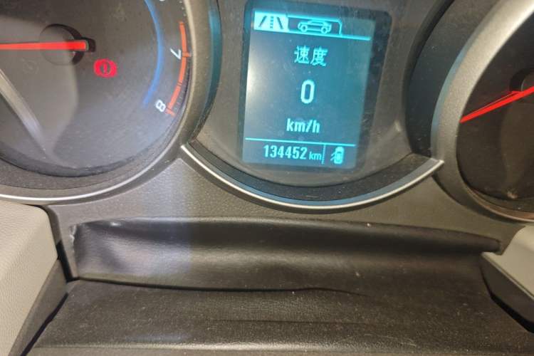 Used Chevrolet Cruze 2015 1.5L Classic SL MT Odometer Close Up