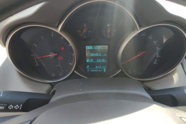 Used Chevrolet Cruze 2015 1.5L Classic SE AT Odometer Close Up