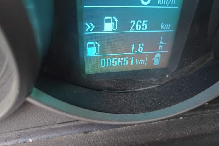 Used Chevrolet Cruze 2015 1.5L Classic SE MT Odometer Close Up