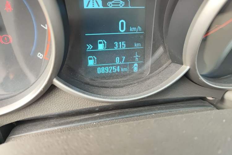 Used Chevrolet Cruze 2015 1.5L Classic SE MT Odometer Close Up