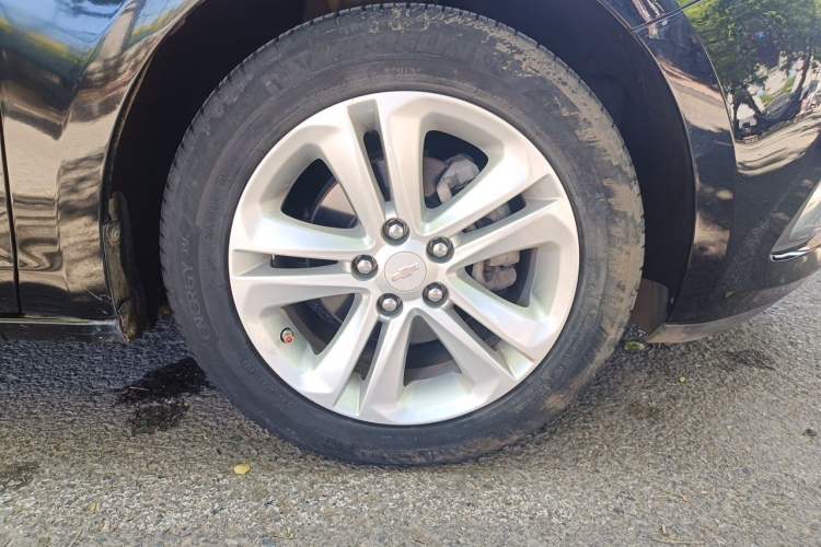 Used Chevrolet Cruze 2015 1.5L Automatic Luxury Edition Right Front Wheel Hub