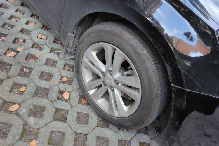 Used Chevrolet Cruze 2015 1.5L Automatic Luxury Edition Right Front Wheel Hub