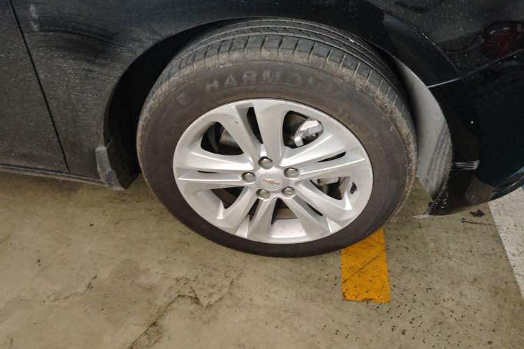 Used Chevrolet Cruze 2015 1.5L Automatic Luxury Edition Right Front Wheel Hub
