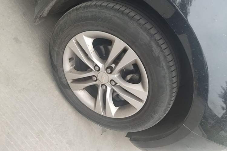 Used Chevrolet Cruze 2015 Hatchback 1.6L Manual Comfort Edition Right Front Wheel Hub