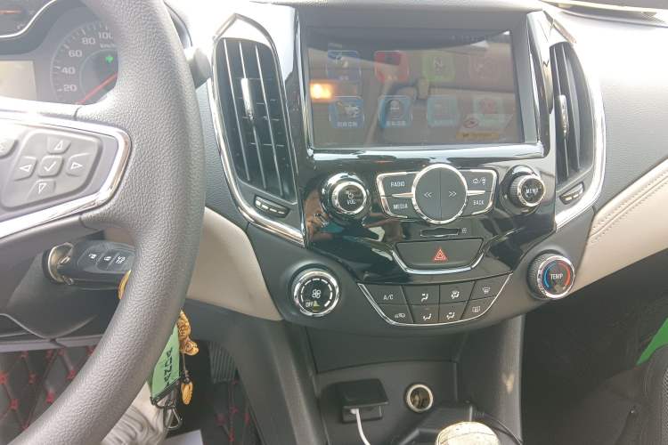 Used Chevrolet Cruze 2015 1.5L Automatic Luxury Edition Audio And AC Panel