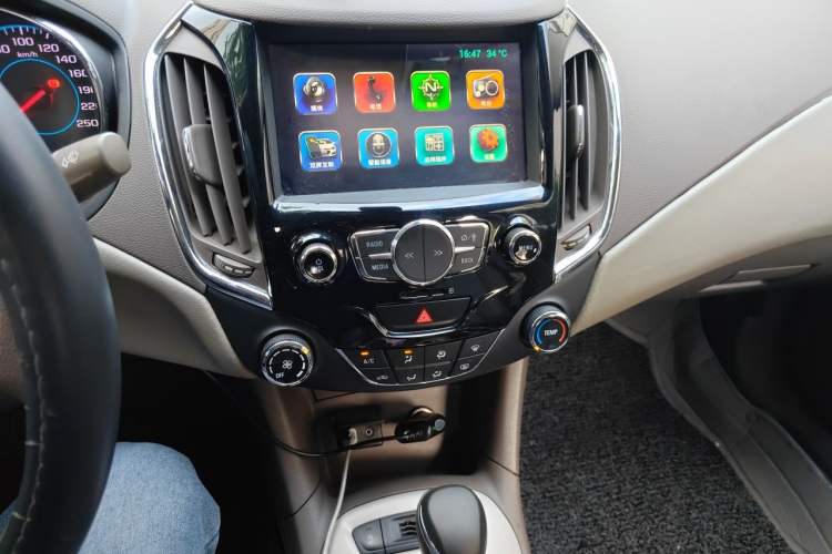 Used Chevrolet Cruze 2015 1.5L Automatic Fashion Navigation Edition Audio And AC Panel