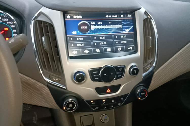 Used Chevrolet Cruze 2015 1.5L Automatic Fashion Navigation Edition Audio And AC Panel