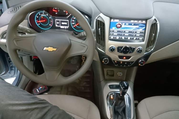Used Chevrolet Cruze 2015 1.5L Automatic Fashion Navigation Edition Center Console