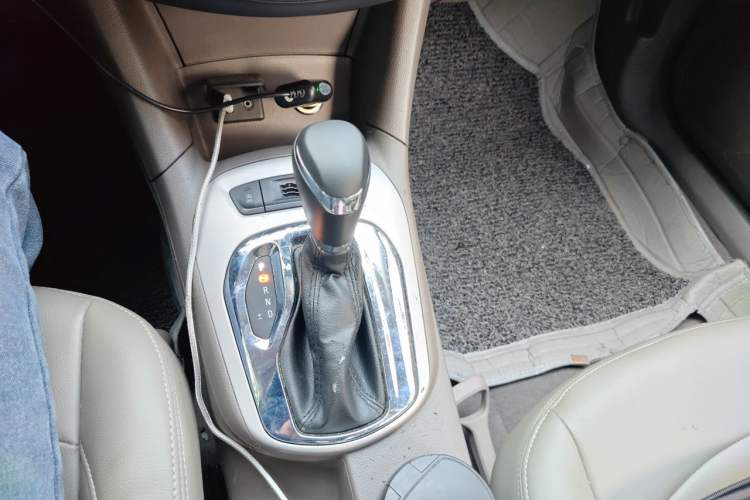 Used Chevrolet Cruze 2015 1.5L Automatic Fashion Navigation Edition Gear Lever