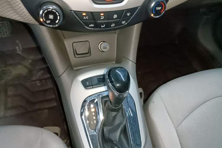 Used Chevrolet Cruze 2015 1.5L Automatic Fashion Navigation Edition Gear Lever