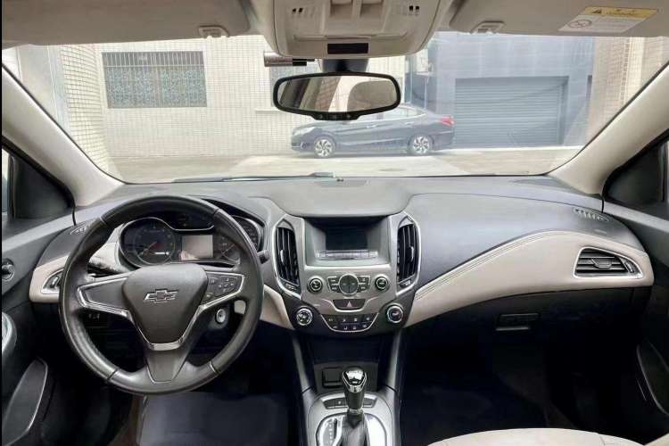Used Chevrolet Cruze 2015 1.4T DCG Luxury Edition Interior 1