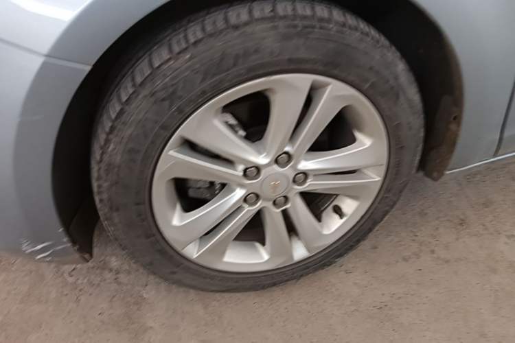 Used Chevrolet Cruze 2015 1.5L Automatic Luxury Edition Left Front Wheel Hub