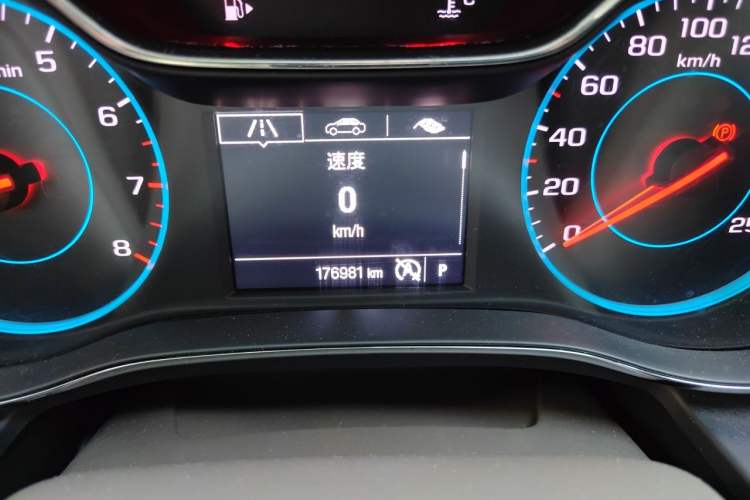Used Chevrolet Cruze 2015 1.5L Automatic Fashion Navigation Edition Odometer Close Up