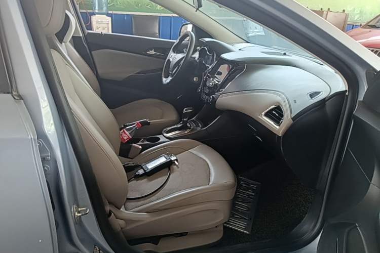 Used Chevrolet Cruze 2015 1.5L Automatic Luxury Edition Right Front Seat