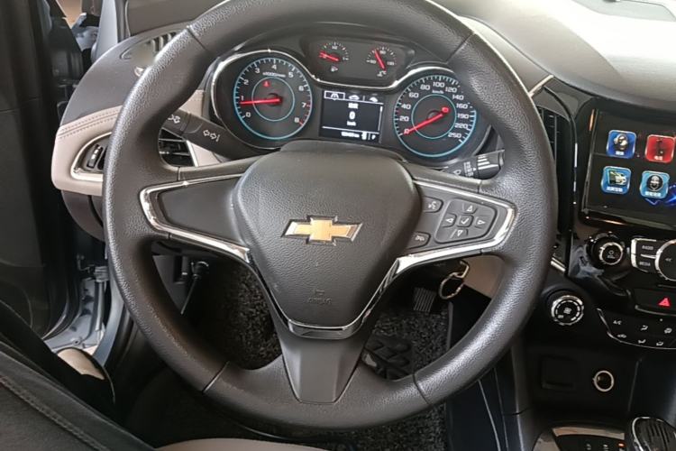 Used Chevrolet Cruze 2015 1.5L Automatic Luxury Edition Steering Wheel