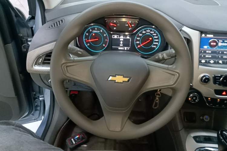 Used Chevrolet Cruze 2015 1.5L Automatic Fashion Navigation Edition Steering Wheel