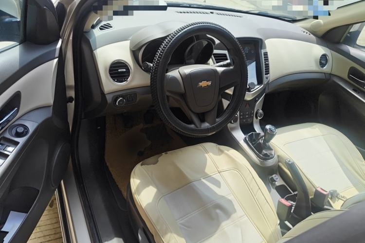 Used Chevrolet Cruze 2015 1.5L Classic SL MT Center Console