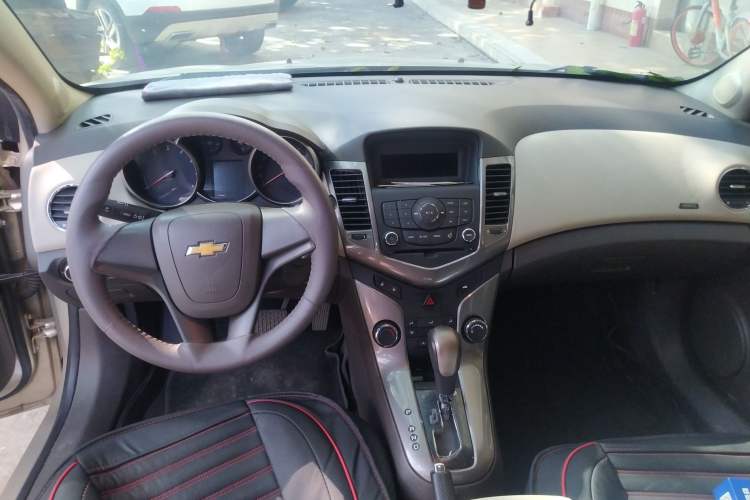 Used Chevrolet Cruze 2015 1.5L Classic SE AT Center Console