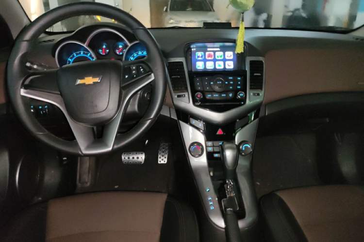 Used Chevrolet Cruze 2015 Hatchback 1.6L Automatic Comfort Edition Center Console