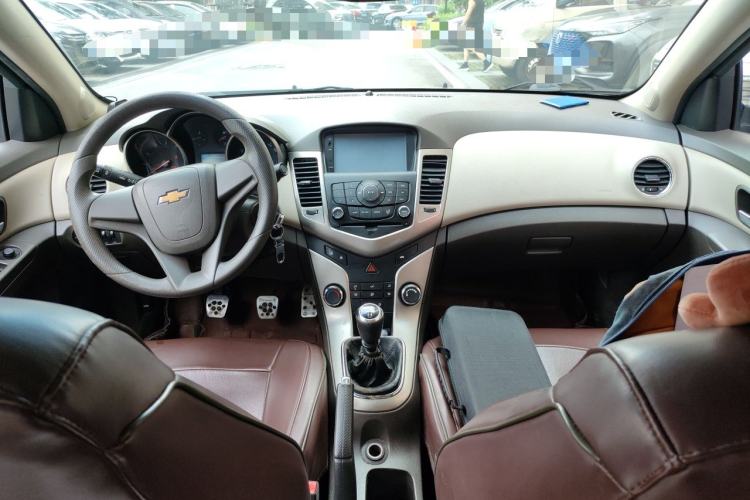 Used Chevrolet Cruze 2015 1.5L Classic SL MT Center Console