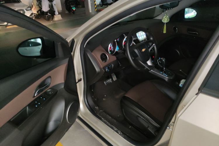 Used Chevrolet Cruze 2015 Hatchback 1.6L Automatic Comfort Edition Driver Seat