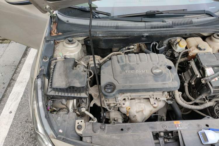 Used Chevrolet Cruze 2015 1.5L Classic SL MT Engine Bay Right
