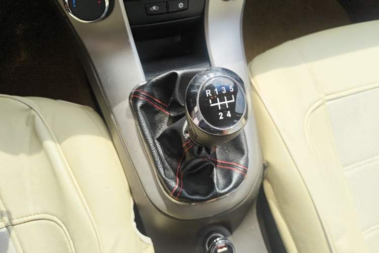 Used Chevrolet Cruze 2015 1.5L Classic SL MT Gear Lever
