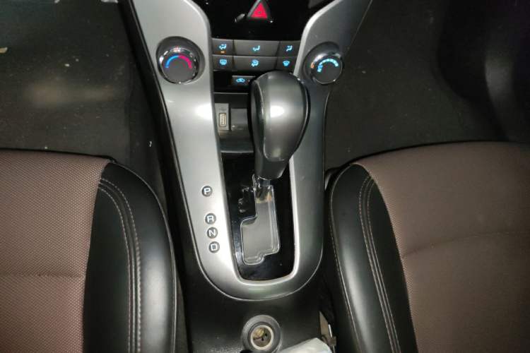 Used Chevrolet Cruze 2015 Hatchback 1.6L Automatic Comfort Edition Gear Lever