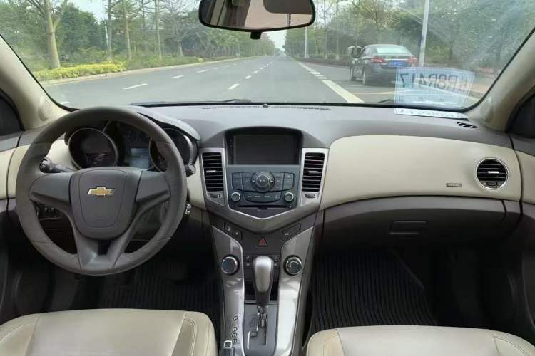 Used Chevrolet Cruze 2015 1.5L Classic SE AT Interior 1