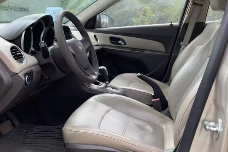 Used Chevrolet Cruze 2015 1.5L Classic SE AT Interior 2