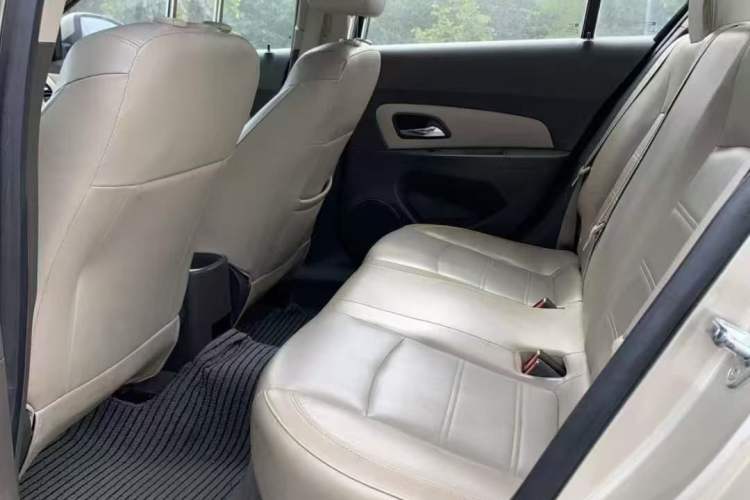 Used Chevrolet Cruze 2015 1.5L Classic SE AT Interior 3