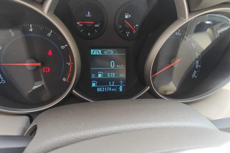 Used Chevrolet Cruze 2015 1.5L Classic SL MT Odometer Close Up