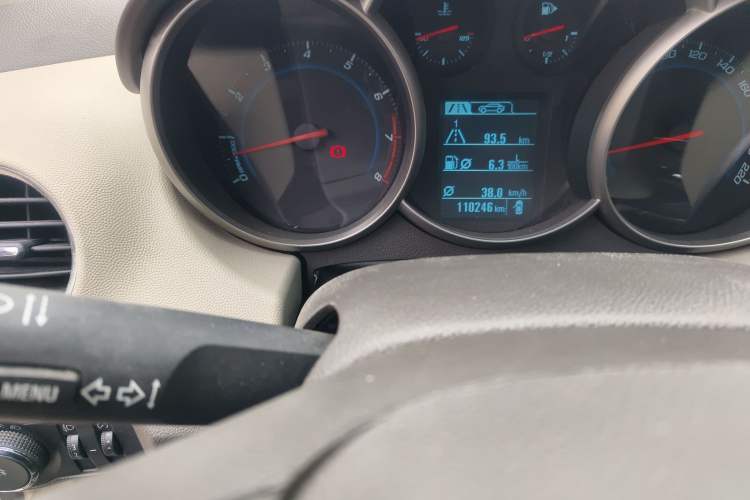 Used Chevrolet Cruze 2015 1.5L Classic SL MT Odometer Close Up