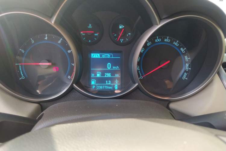 Used Chevrolet Cruze 2015 1.5L Classic SE AT Odometer Close Up