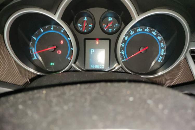 Used Chevrolet Cruze 2015 Hatchback 1.6L Automatic Comfort Edition Odometer Close Up