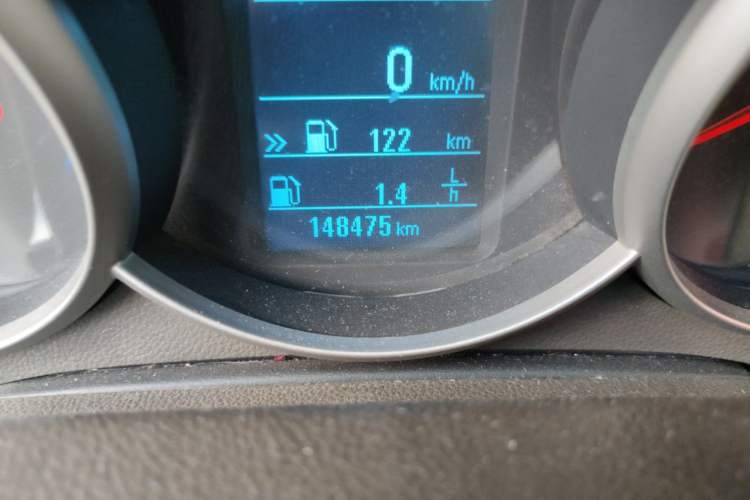 Used Chevrolet Cruze 2015 1.5L Classic SL MT Odometer Close Up