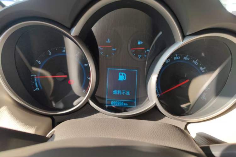 Used Chevrolet Cruze 2015 1.5L Classic SE AT Odometer Close Up