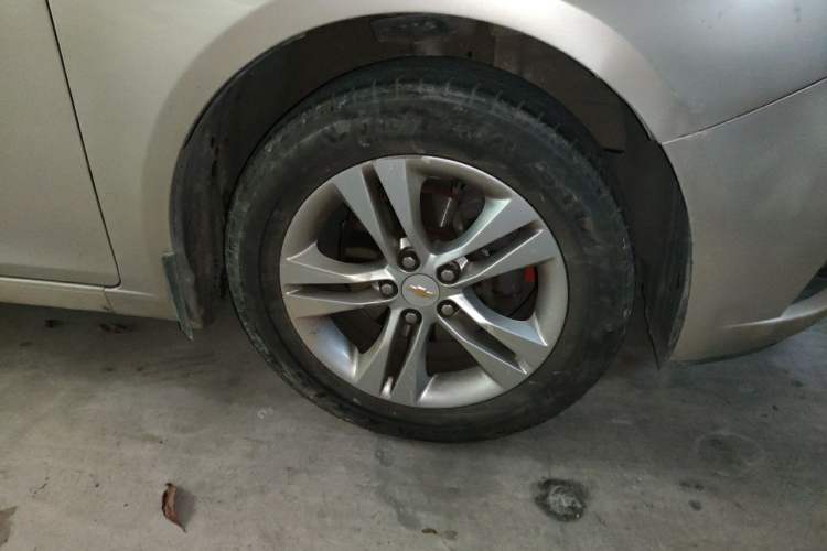 Used Chevrolet Cruze 2015 Hatchback 1.6L Automatic Comfort Edition Right Front Wheel Hub
